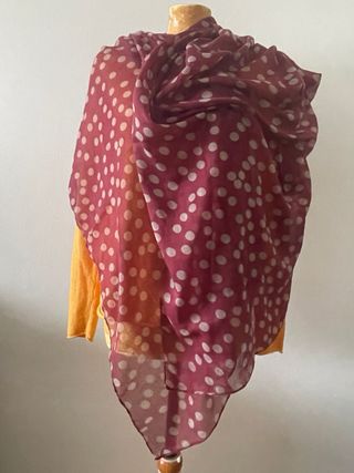 Fular Massimo Dutti lunares burdeos