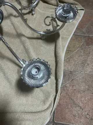 Lámpara de metal plateada