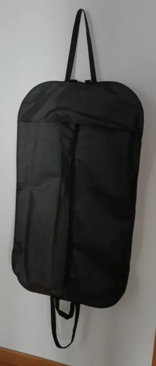 Abrigo negro elegante. Incluyo gorro