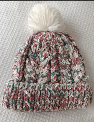 Abrigo negro elegante. Incluyo gorro