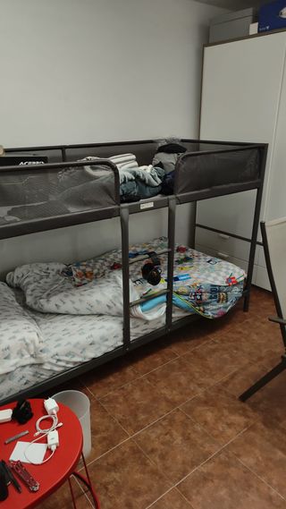 Litera metálica negra.