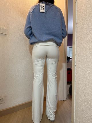 Leggings campana blancos con detalle morado