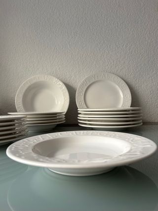 Vajilla blanca con letras