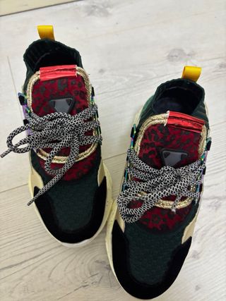 Zapatillas doradas y verdes