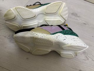 Zapatillas doradas y verdes