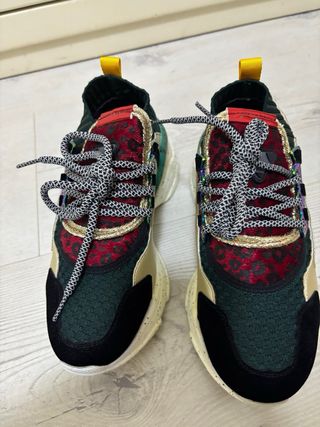 Zapatillas doradas y verdes