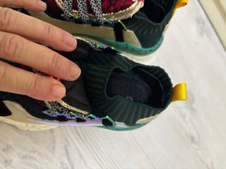 Zapatillas doradas y verdes