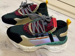 Zapatillas doradas y verdes