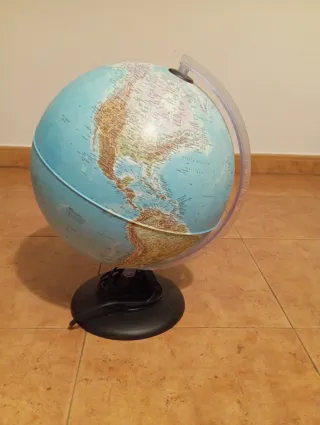 Globo terráqueo con luz