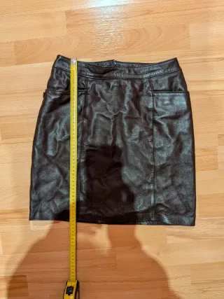 Minifalda de piel marrón. Con 2 bolsillos y forro.