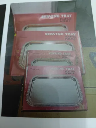 Bandejas de metal plateadas