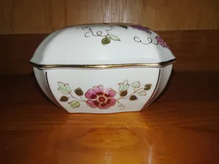 Joyero Zsolnay Hungría Porcelana Mariposa Flores.