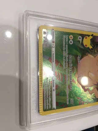 Carta Pokémon Pikachu 25th gradeada con error