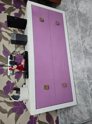 Mueble de salón blanco y morado