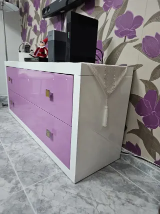Mueble de salón blanco y morado