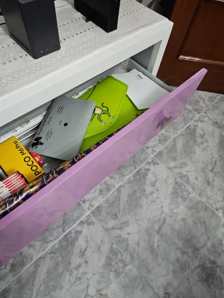 Mueble de salón blanco y morado