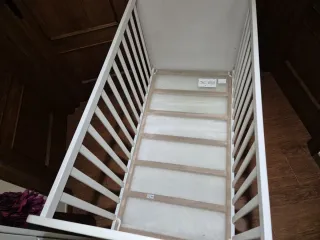 Cuna de bebé blanca con cajón y colchón nuevo