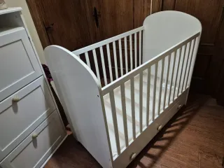 Cuna de bebé blanca con cajón y colchón nuevo