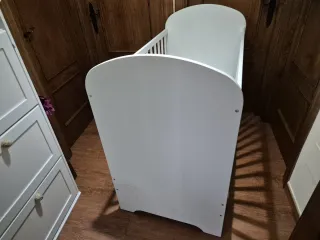 Cuna de bebé blanca con cajón y colchón nuevo