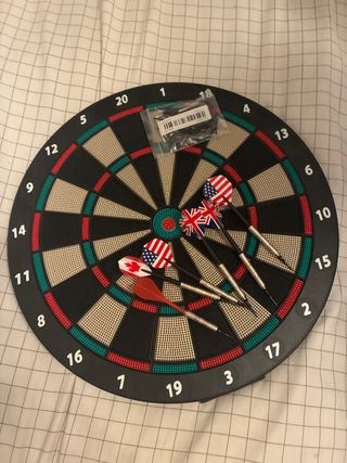 Tablero de dardos con dardos