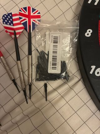 Tablero de dardos con dardos