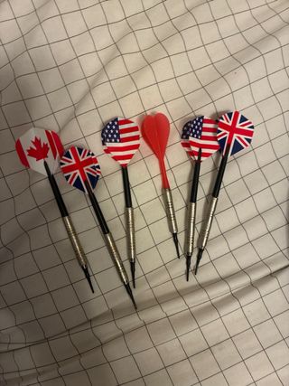 Tablero de dardos con dardos