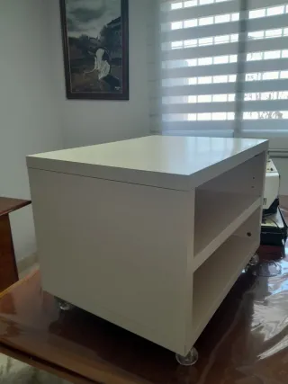 Mesa auxiliar blanca con ruedas
