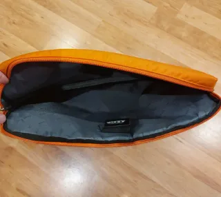 Funda PORT DESIGNS para portátil naranja.