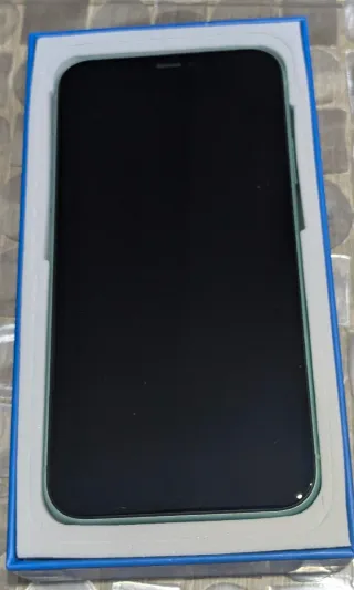 Iphone 11 Verde con funda, cable y cargador