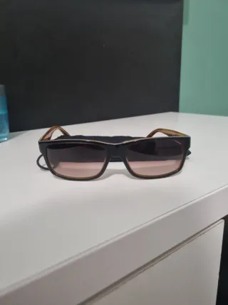 Gafas de sol negras y marrones