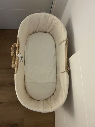 Moisés de mimbre con soporte de madera