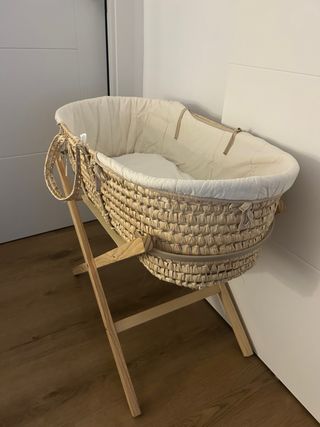 Moisés de mimbre con soporte de madera