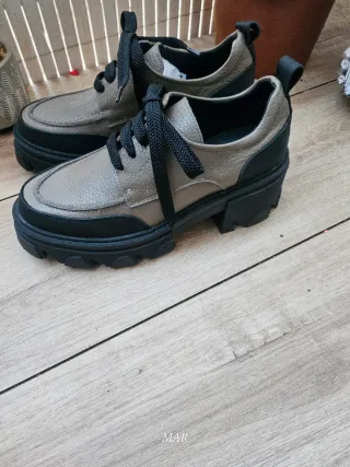 Mocasines beige y negros