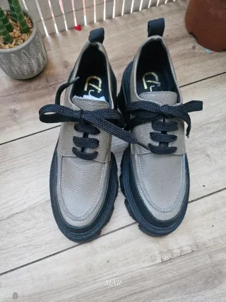 Mocasines beige y negros