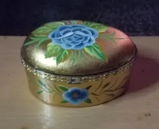 Joyero dorado metálico con flor azul