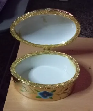 Joyero dorado metálico con flor azul