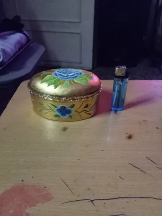 Joyero dorado metálico con flor azul