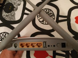 Router TP-Link blanco con antenas