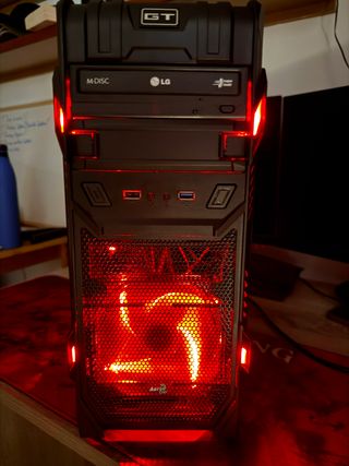 Ordenador PC torre gaming con tarjeta gráfica