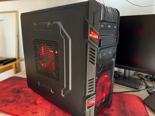 Ordenador PC torre gaming con tarjeta gráfica