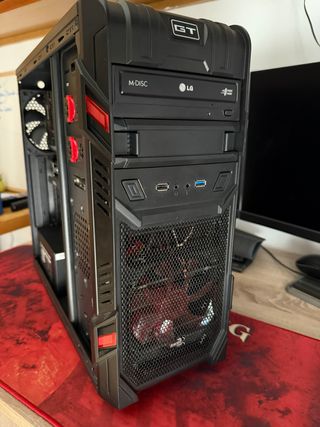 Ordenador PC torre gaming con tarjeta gráfica