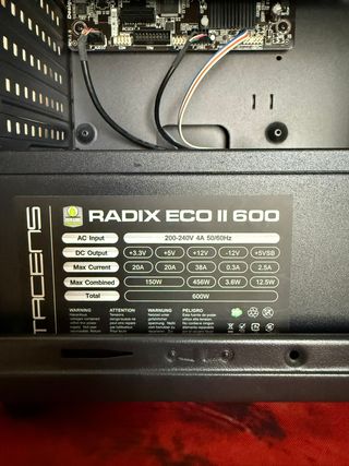 Ordenador PC torre gaming con tarjeta gráfica