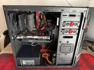 Ordenador PC torre gaming con tarjeta gráfica