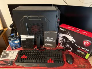 Ordenador PC torre gaming con tarjeta gráfica