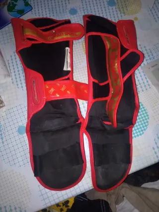Espinilleras Leone rojas talla M