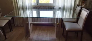 Mesa de salón de cristal y piedra