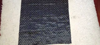 Retal de tela negra con estrellas amarillas