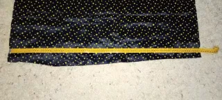 Retal de tela negra con estrellas amarillas