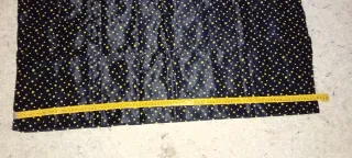 Retal de tela negra con estrellas amarillas