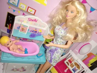 Barbie y bebé con accesorios